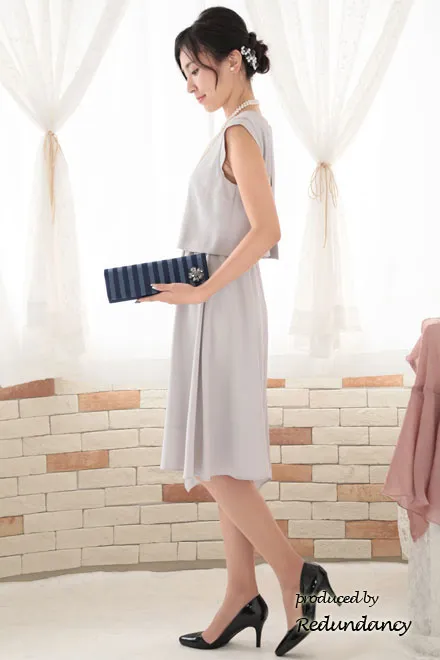 ライトグレーのツーピース風アシンメトリーマットドレス