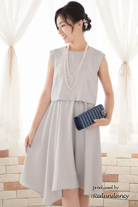 ライトグレーのツーピース風アシンメトリーマットドレス