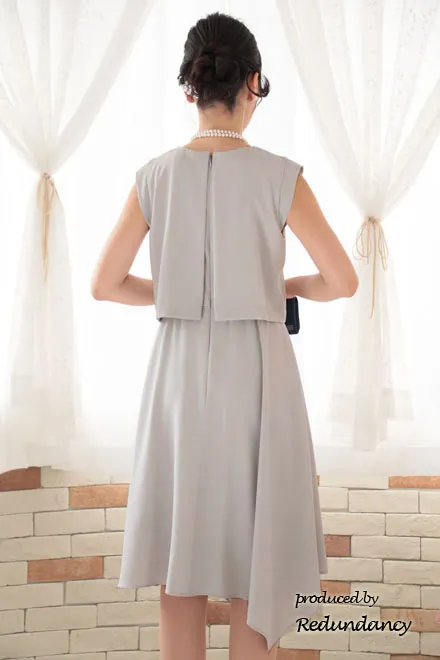 ライトグレーのツーピース風アシンメトリーマットドレス