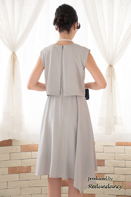 ライトグレーのツーピース風アシンメトリーマットドレス