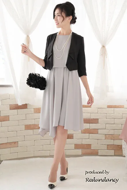 ライトグレーのツーピース風アシンメトリーマットドレス