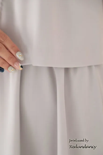 ライトグレーのツーピース風アシンメトリーマットドレス