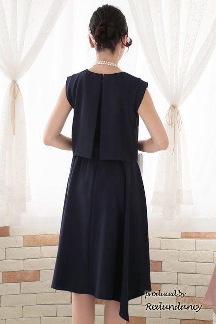 ネイビーのツーピース風アシンメトリーマットドレス