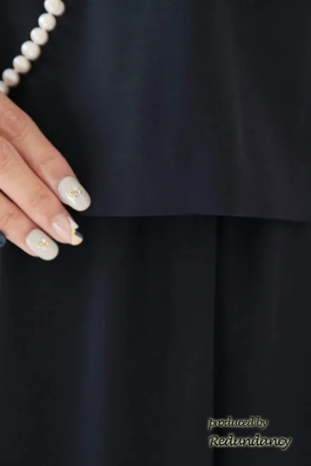 ネイビーのツーピース風アシンメトリーマットドレス