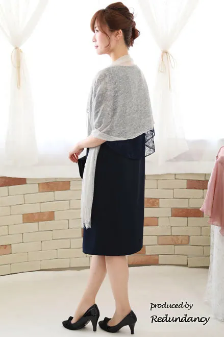 ネイビーのレースケープ風シンプルドレス