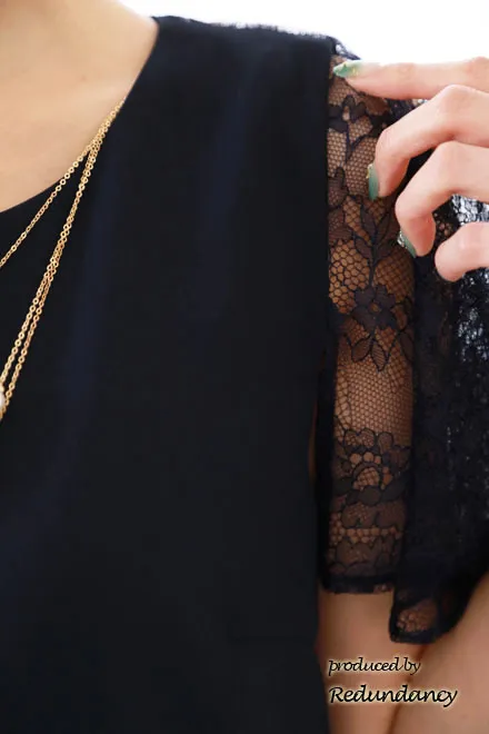 ネイビーのレースケープ風シンプルドレス