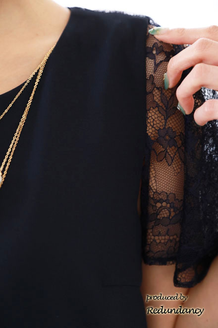 ネイビーのレースケープ風シンプルドレス