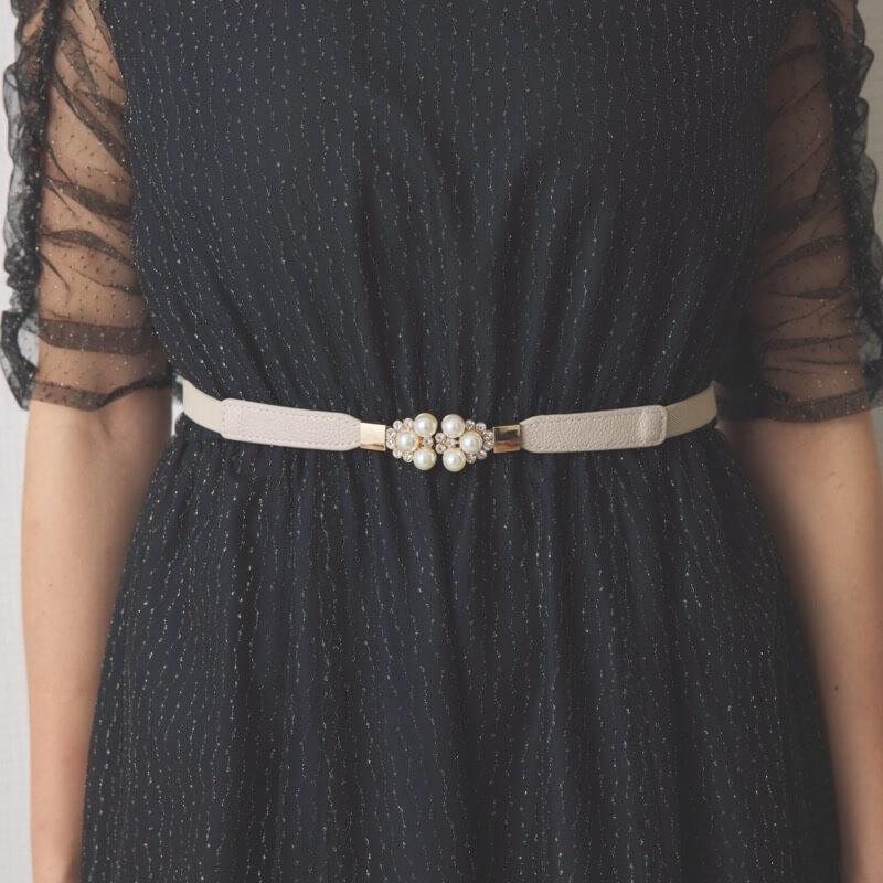 ベージュのパールとビジューのゴムベルト