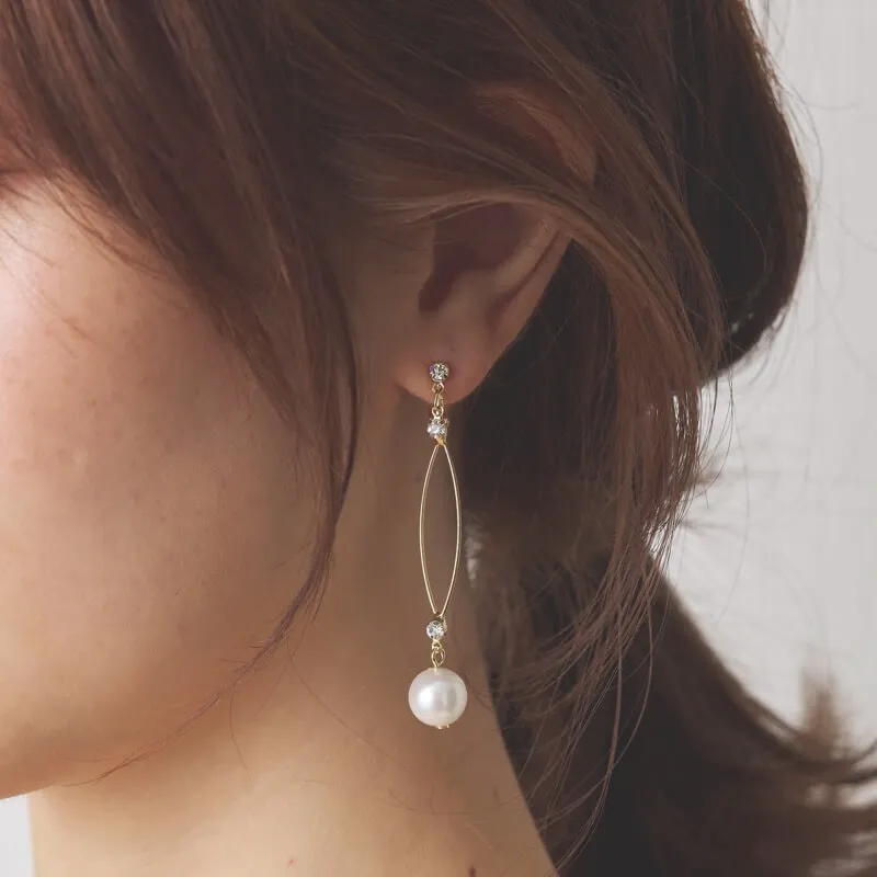 ゴールドのフープイヤリング