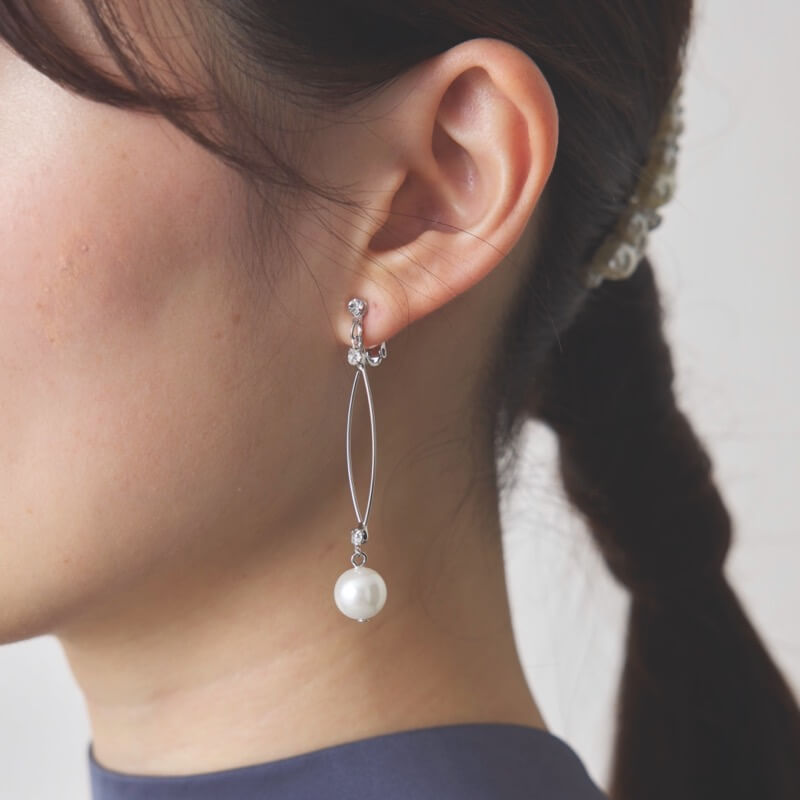 シルバーのフープイヤリング