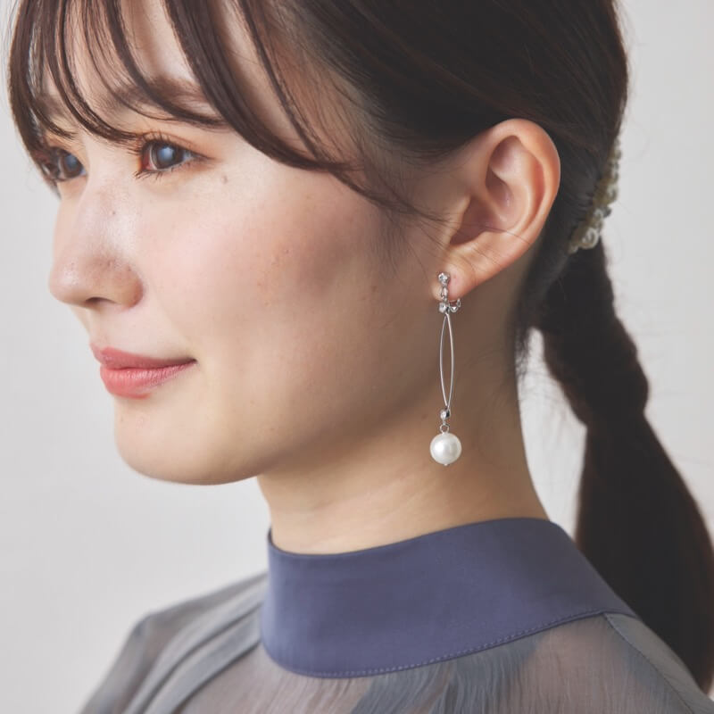 シルバーのフープイヤリング