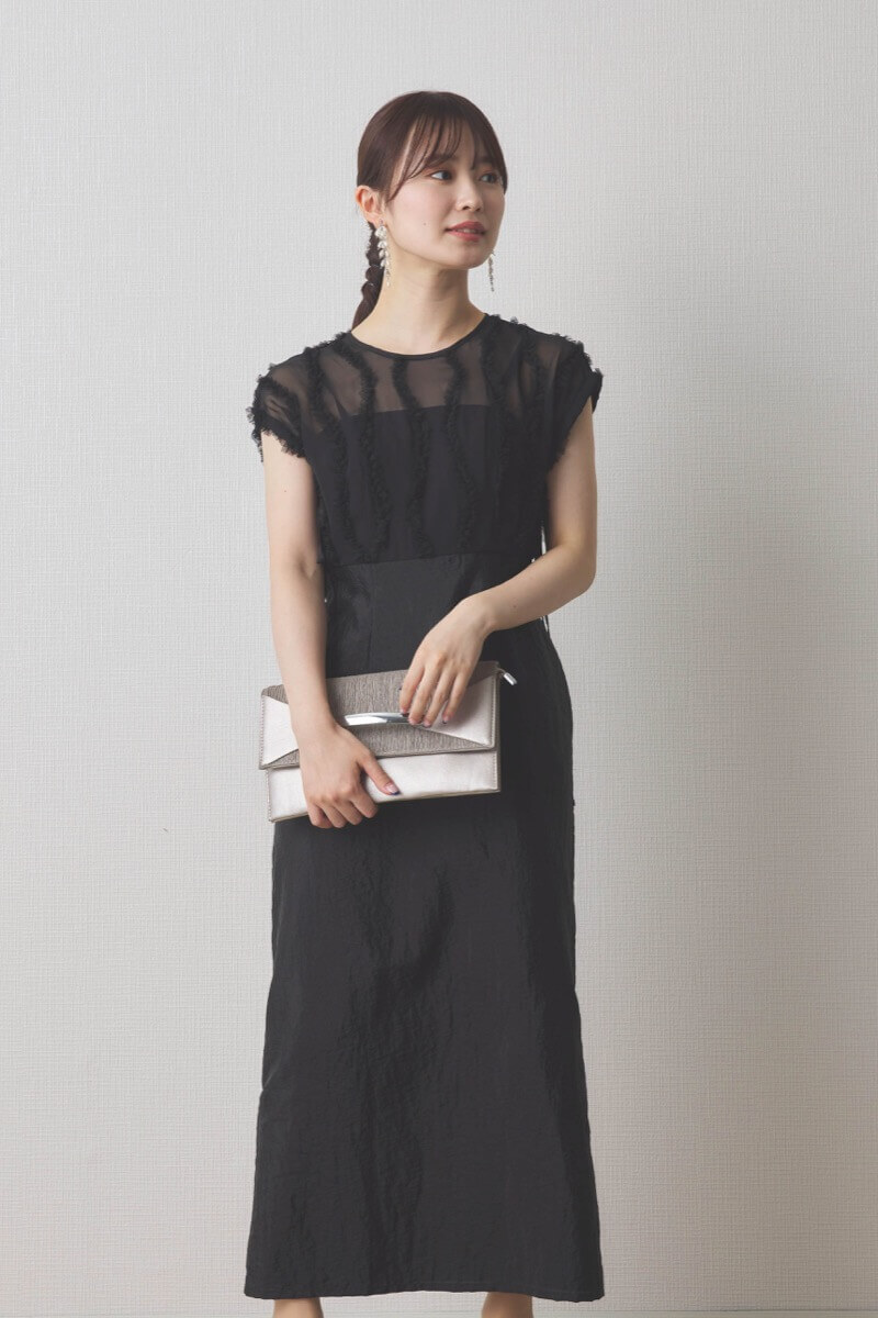 グレージュのフェイクレザーレター型バッグ