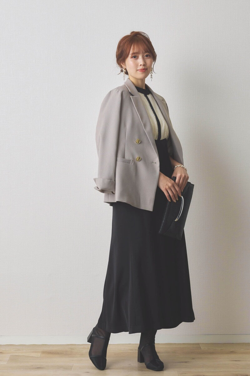 ブラックのフェイクレザーレター型バッグ