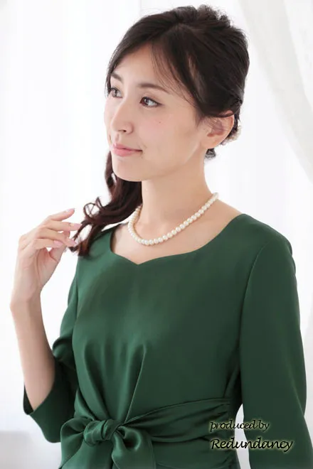 グリーンのハートネック七分袖ドレス