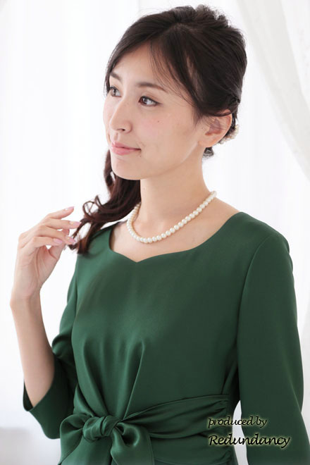 グリーンのハートネック七分袖ドレス