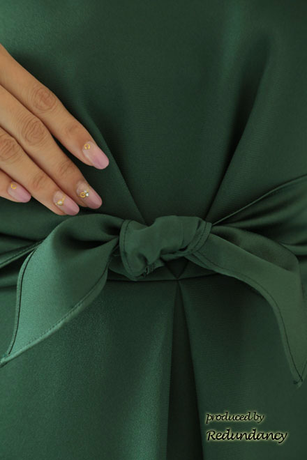 グリーンのハートネック七分袖ドレス