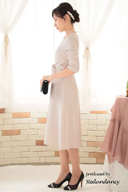 ピンクベージュのハートネック七分袖ドレス