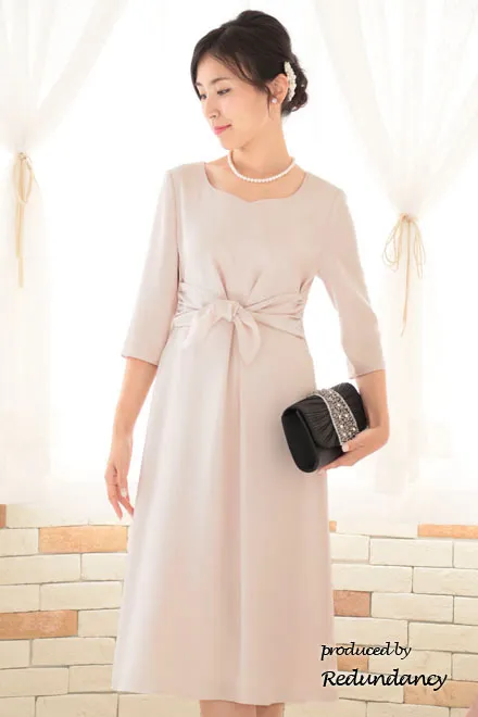 ピンクベージュのハートネック七分袖ドレス