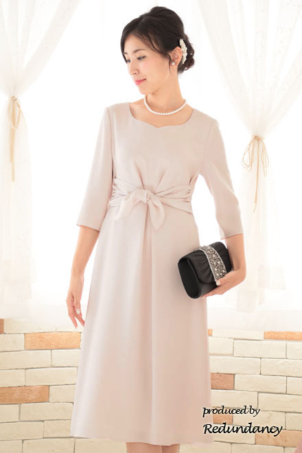 ピンクベージュのハートネック七分袖ドレス