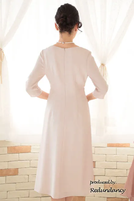 ピンクベージュのハートネック七分袖ドレス