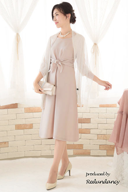 ピンクベージュのハートネック七分袖ドレス