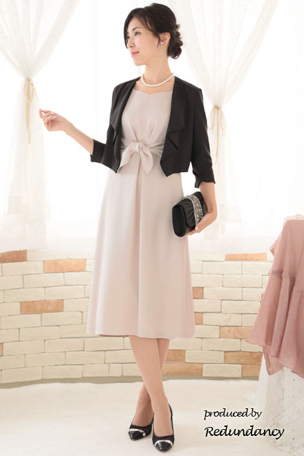 ピンクベージュのハートネック七分袖ドレス