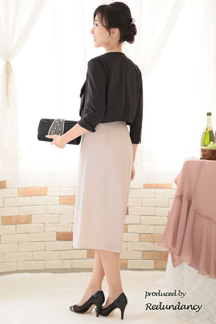 ピンクベージュのハートネック七分袖ドレス