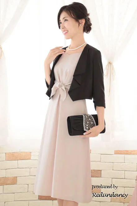 ピンクベージュのハートネック七分袖ドレス