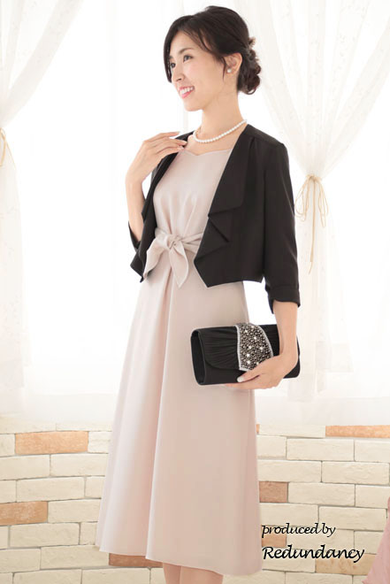 ピンクベージュのハートネック七分袖ドレス