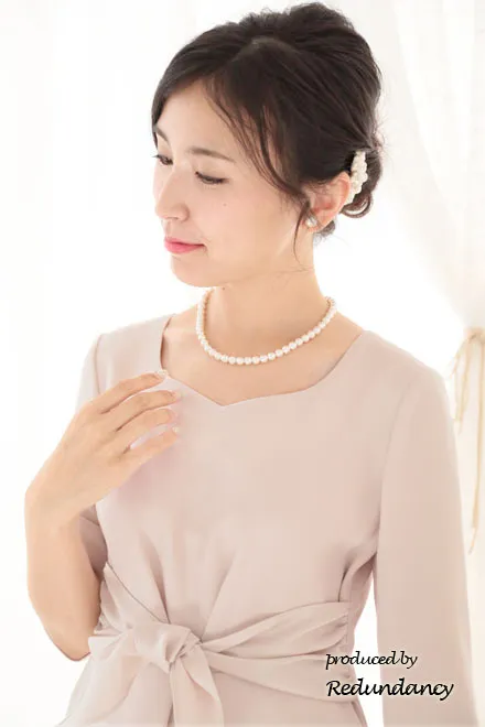 ピンクベージュのハートネック七分袖ドレス