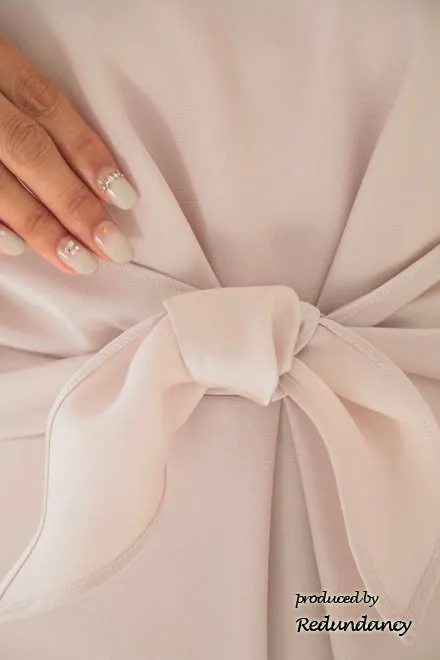 ピンクベージュのハートネック七分袖ドレス