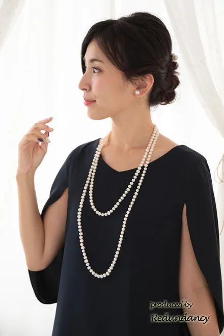 ネイビーのケープ風スリットスリーブドレス