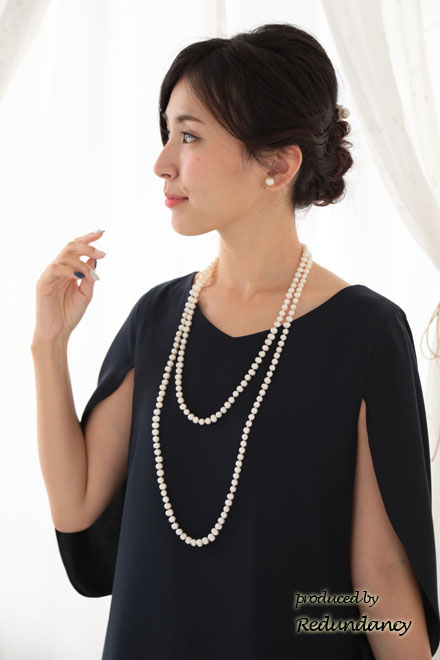 ネイビーのケープ風スリットスリーブドレス