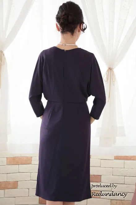 パープルのデコルテ切替サテンジャージードレス