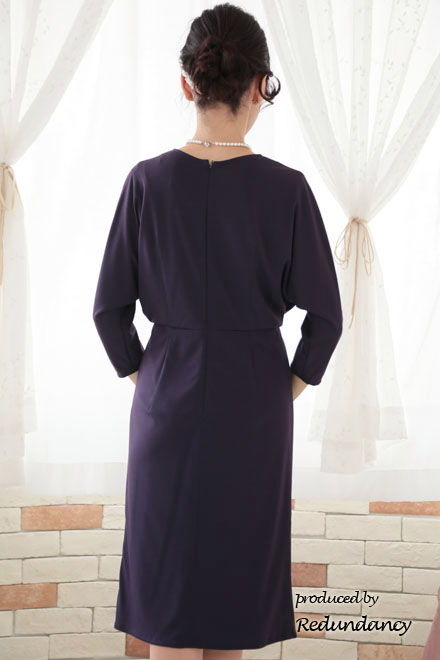 パープルのデコルテ切替サテンジャージードレス