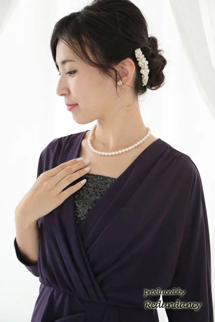 パープルのデコルテ切替サテンジャージードレス