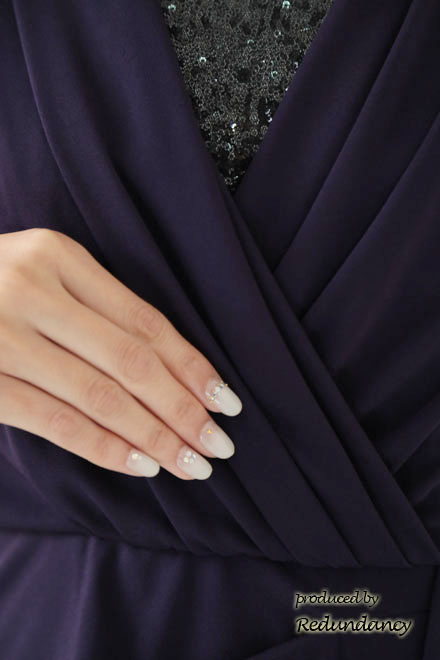 パープルのデコルテ切替サテンジャージードレス