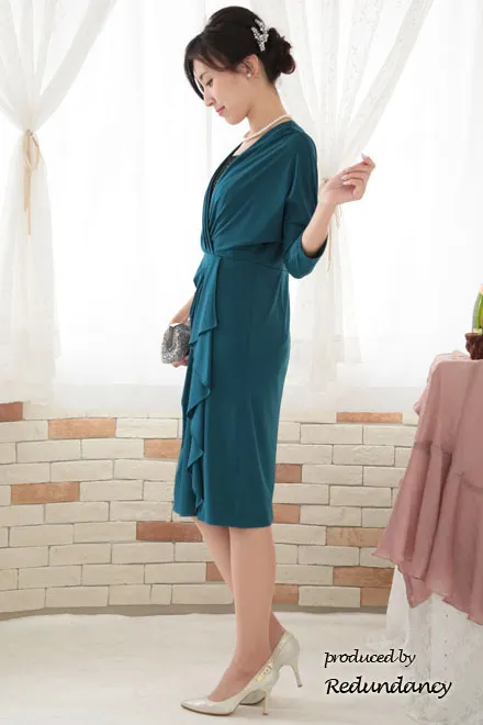 ブルーグリーンのデコルテ切替サテンジャージードレス