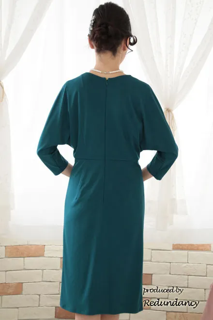 ブルーグリーンのデコルテ切替サテンジャージードレス