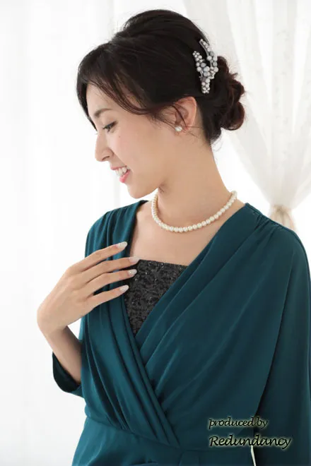 ブルーグリーンのデコルテ切替サテンジャージードレス