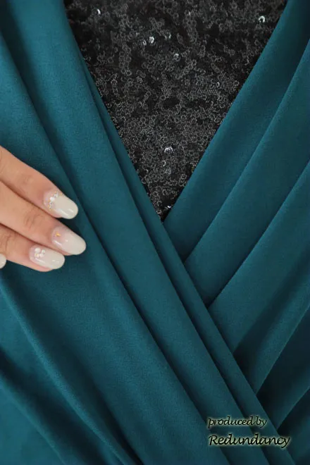 ブルーグリーンのデコルテ切替サテンジャージードレス