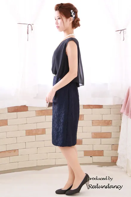 ネイビーのシフォンとレースの異素材タイトドレス