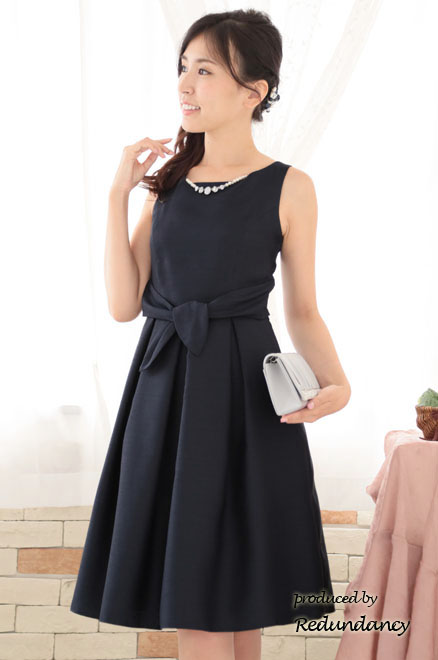 ネイビーのネックレス付きウエストリボンドレス