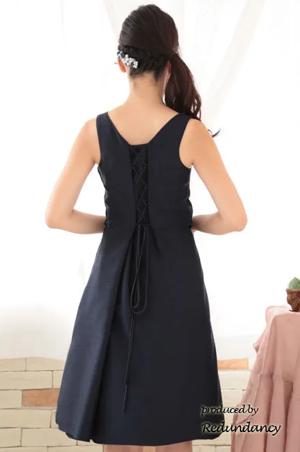 ネイビーのネックレス付きウエストリボンドレス