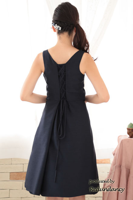 ネイビーのネックレス付きウエストリボンドレス