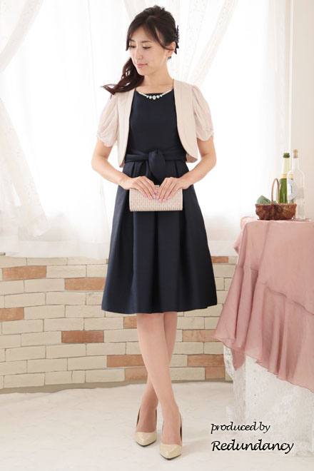 ネイビーのネックレス付きウエストリボンドレス