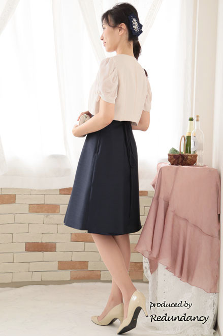 ネイビーのネックレス付きウエストリボンドレス