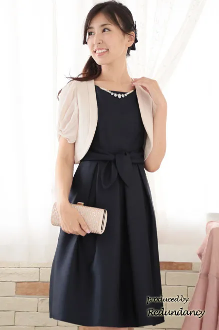 ネイビーのネックレス付きウエストリボンドレス