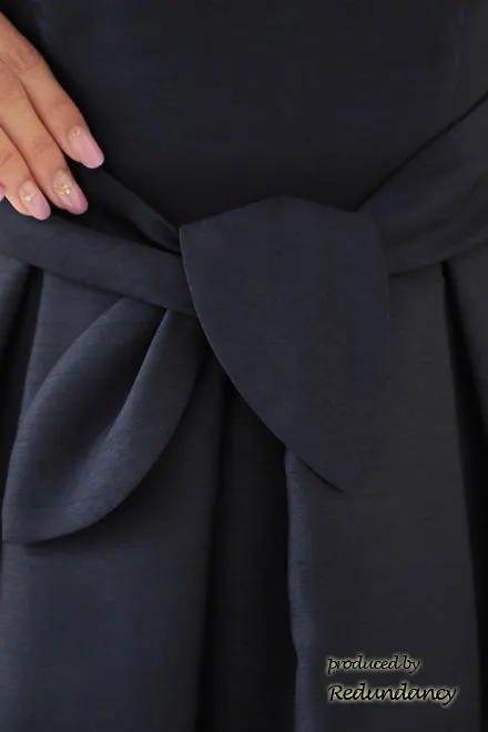 ネイビーのネックレス付きウエストリボンドレス