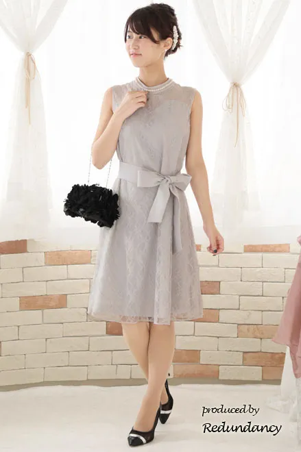 ライトグレーのハイネック総レースドレス